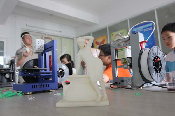 Children use 3-D printers at a science fair hosted by a company in Wuhan, Hubei province. Chu Lin / for China Daily 3-D printing development may be 'problematic'