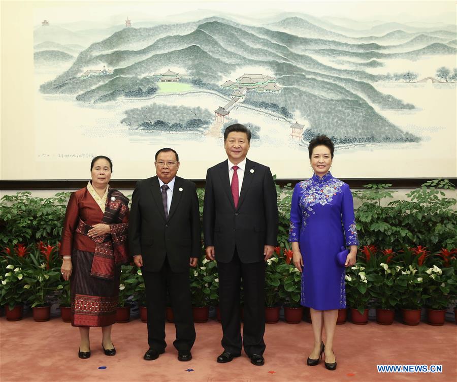 Xi Jinping, Peng Liyuan greet honored guests for G20 Summit before banquet