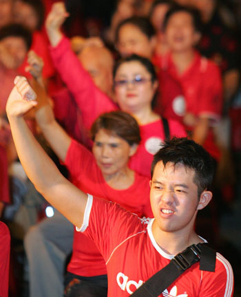 Protesters shout and give the thumbs down during a rally outside the residence of Taiwan's President calling for President Chen Shui-bian to step down in Taipei September 2, 2006. 