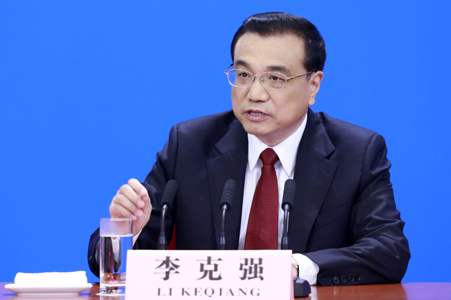 In photos: Premier Li Keqiang meets press