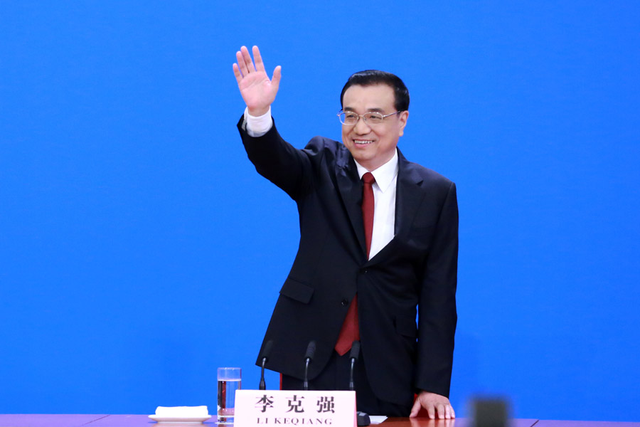 In photos: Premier Li Keqiang meets press
