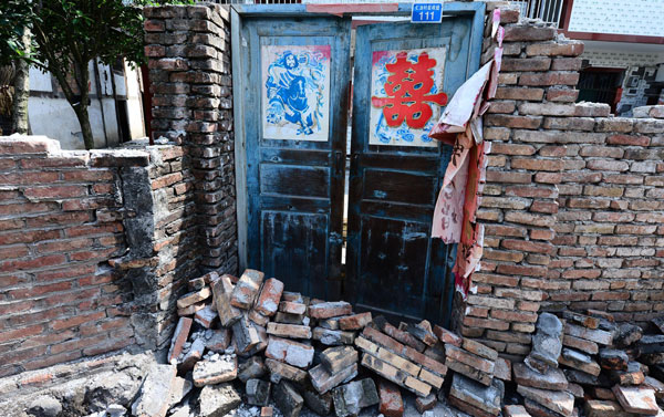 The gift card made by 8-year-old Wang Jingjing, who was killed in the 7.0-magnitude earthquake in Lushan county of Southwest China's Sichuan province, 8:02 am April 20. Grisly scenes of death