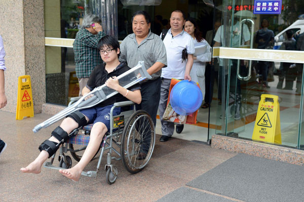 A man wounded in the Lushan earthquake is discharged from the hospital, May 7, 2013.  Quake victims discharged from hospital