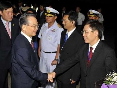 Premier Wen arrives in Thailand for summit