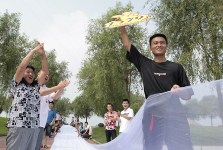 Man makes longest wedding dress train for bride