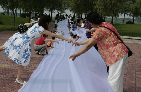Man makes longest wedding dress train for bride