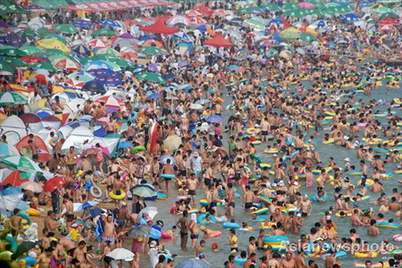 Over 100,000 people swarm into cool sea