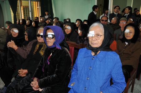 Chinese doctors provide free eye surgery in Vietnam