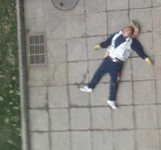 A garbage collector lies unconscious on the ground after fighting with a student over a parking dispute, Dec 5, 2011.  Man dies after fight at famous film academy