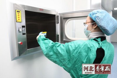 A worker stores sperm samples at Hebei Human Sperm Bank. Tough standards at N China's sperm bank