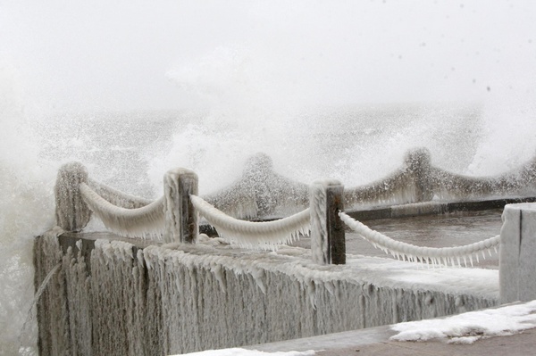 Icicles could be seen at a dock on Dongpaotai Coast in Yantai city, East China's Shandong province, Feb 7, 2013.  Bitter cold strikes Spring Festival commuters