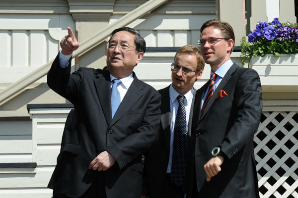 Yu Zhengsheng (L), chairman of the National Committee of the Chinese People's Political Consultative Conference, meets with Finnish Prime Minister Jyrki Katainen (R) in Helsinki, the capital of Finland, May 31, 2013. China, Finland stress importance of free trade