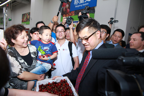 US ambassador promotes Northwest cherries
