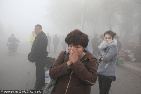 Smog closes schools, highways in NE China