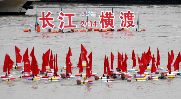 Swimmers cross Yangtze River to honor Chairman Mao