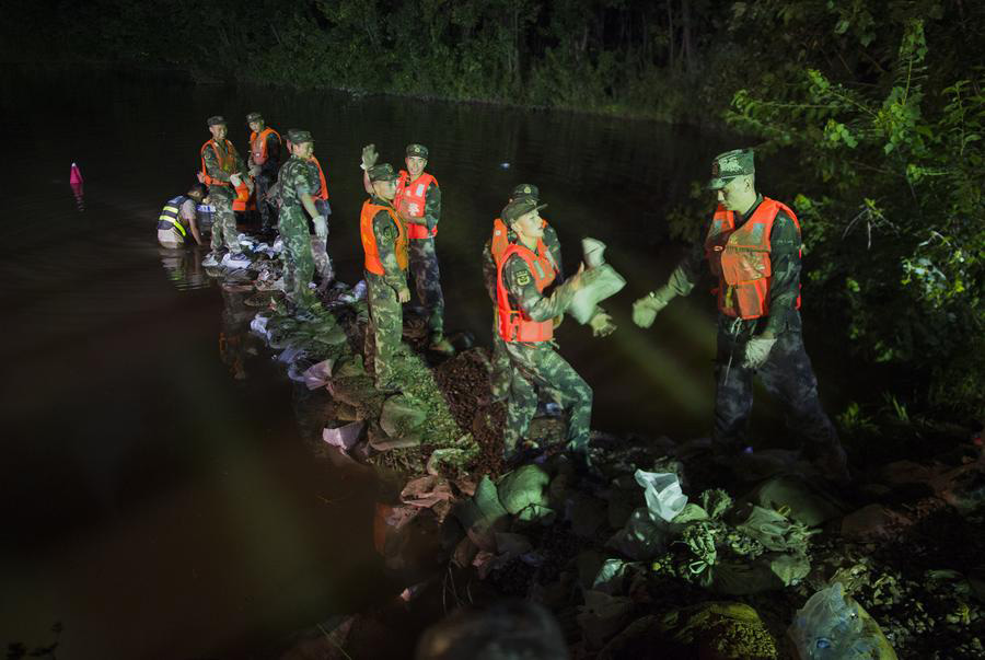 Rescuers build cofferdam to control flood in Wuhan, China's Hubei