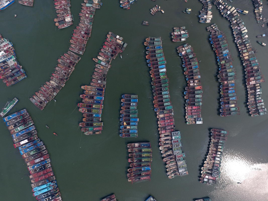 Guangzhou on high alert as Typhoon Nida causes traffic chaos
