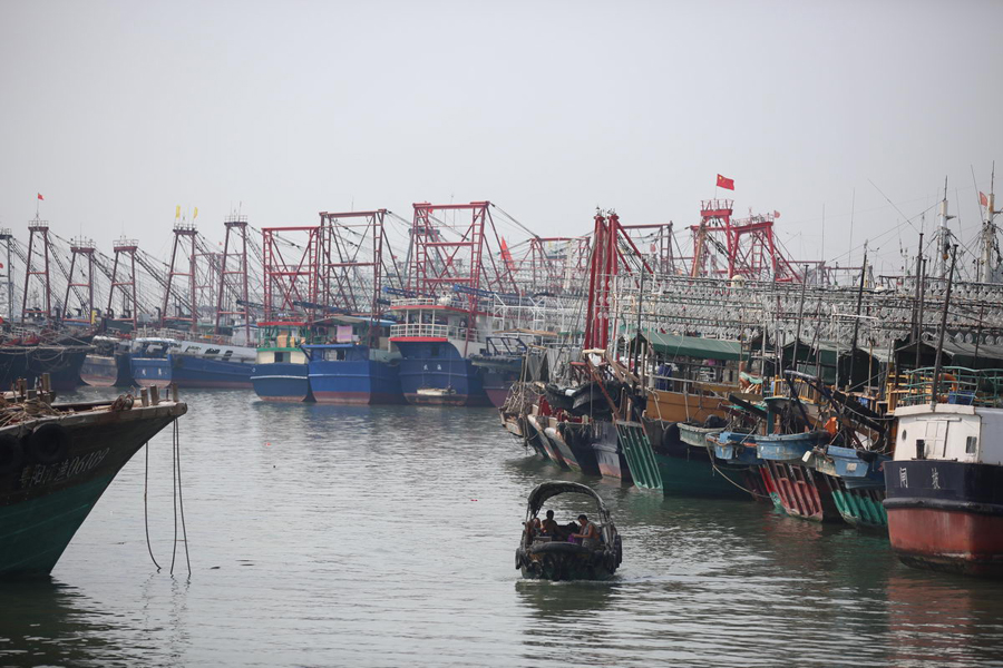 Guangzhou on high alert as Typhoon Nida causes traffic chaos