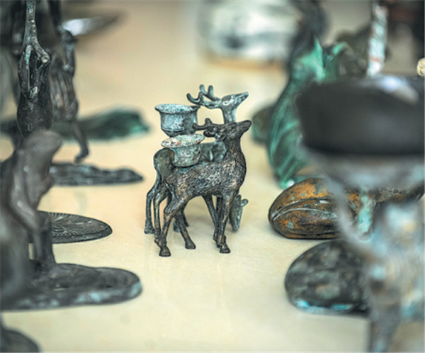 Lamp collector lights up Hainan memories