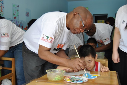 南非駐華使館向北京學(xué)校捐贈康復(fù)器材