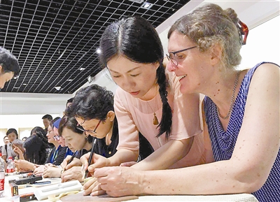 聯(lián)合國教科文組織亞太非物質(zhì)文化遺產(chǎn)師資培訓班學員參觀西泠印社