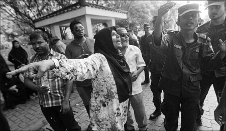 Maldives in chaos as police terminate poll