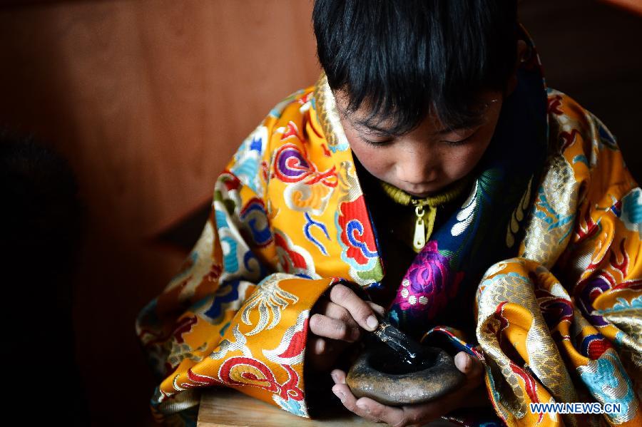 Inheritor of De'ang Sazhi Tibetan Calligraphy