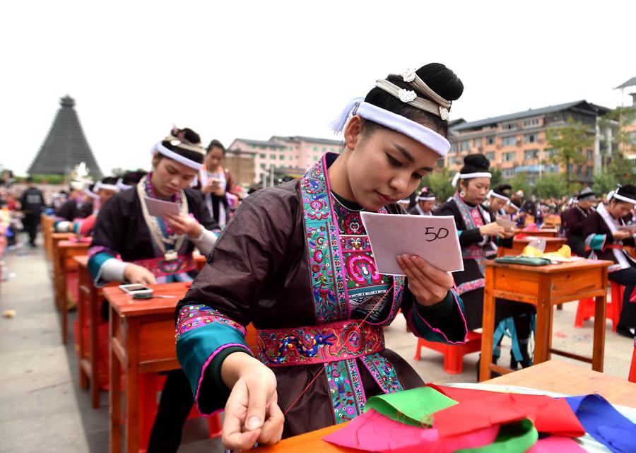 Contestants participate in embroidery contest, S China