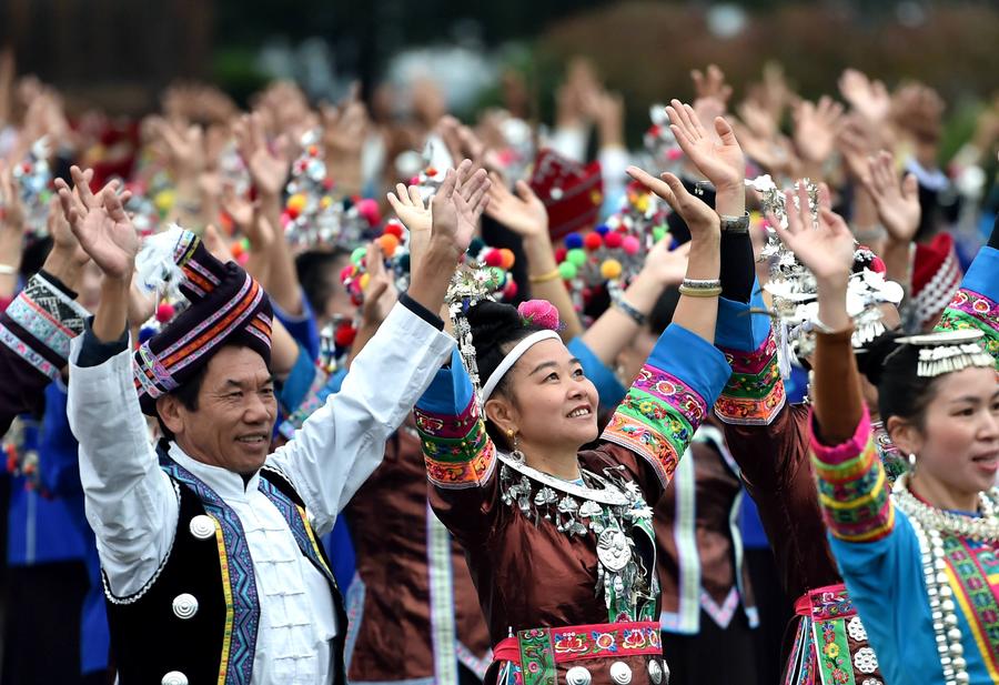 Contestants participate in embroidery contest, S China
