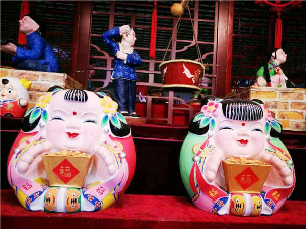 Folk artist creates vivid clay sculptures