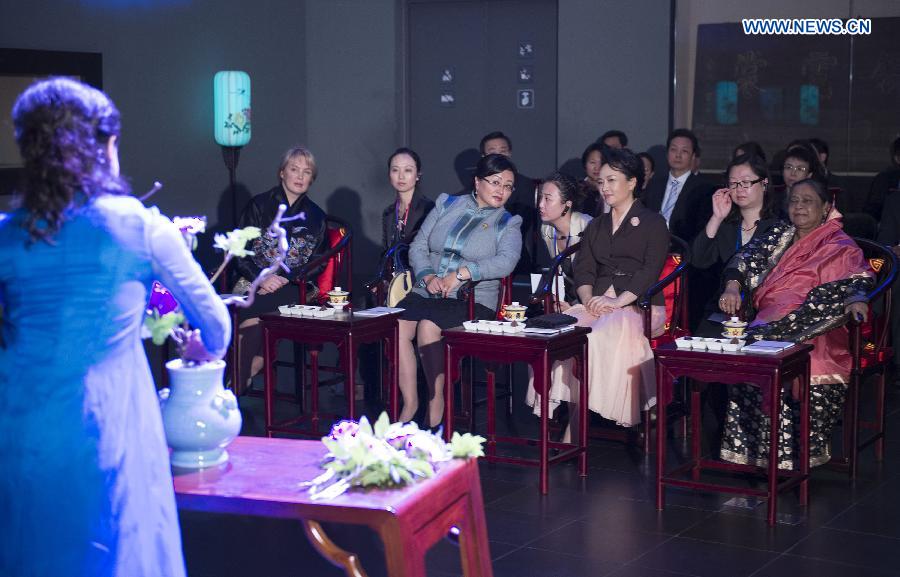 Peng Liyuan hosts museum tour for foreign leaders' wives