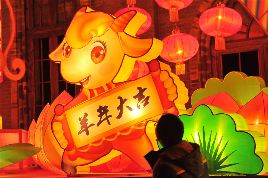 Colorful lanterns burnish Spring Festival celebration in E China