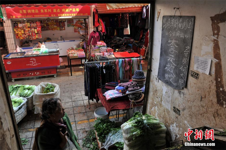 Dian opera troupe concealed in Kunming food market