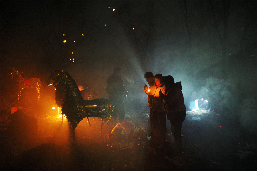 Folk sacrifice ritual held near ancient tomb in E China