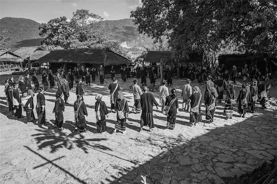 Life of China's last 'primitive tribe' captured on film