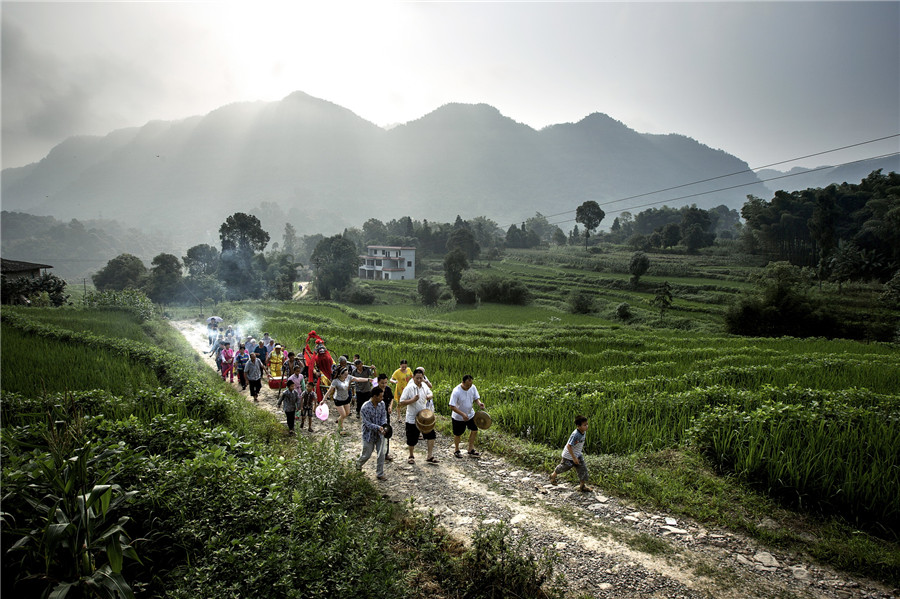 Photos offer glimpse into Chinese countryside opera troupes