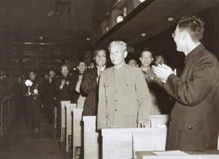 劉少奇當(dāng)選委員長，代表們向他表示熱烈祝賀