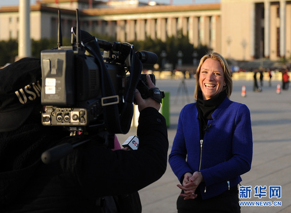 圖：境外媒體記者關(guān)注十八大開幕會(huì)