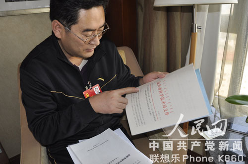 代表們參會都帶啥？報告、日記本、新華字典隨身帶