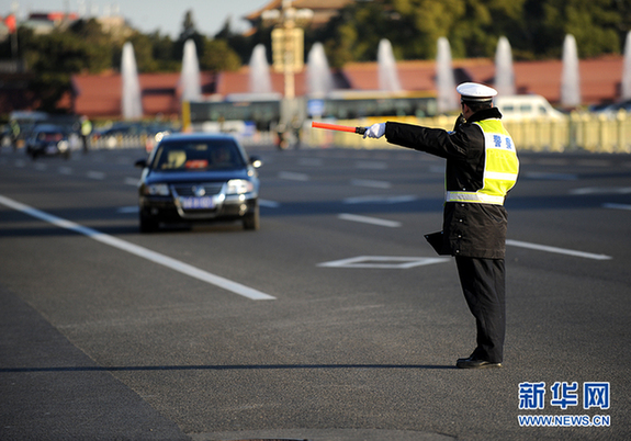 十八大閉幕會(huì)：天安門廣場執(zhí)勤的交警(圖)