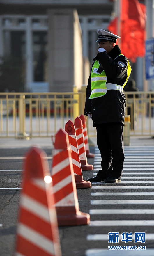 十八大閉幕會(huì)：天安門廣場執(zhí)勤的交警(圖)