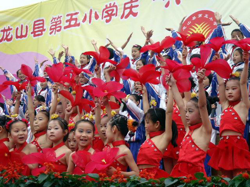 湘西龍山小朋友慶“六一”