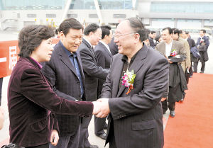 黃奇帆飛機(jī)上切蛋糕 萬米高空中祝兩會(huì)成功