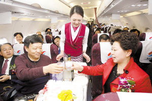 黃奇帆飛機(jī)上切蛋糕 萬米高空中祝兩會(huì)成功