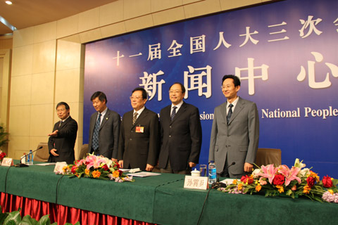 法國(guó)女記者為中國(guó)學(xué)生叫苦 教育部透露高考改革設(shè)想