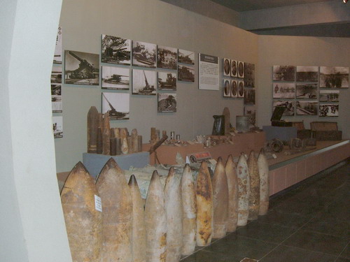 網(wǎng)絡(luò)媒體龍江行采訪(fǎng)團(tuán)參觀(guān)侵華日軍虎頭要塞遺址