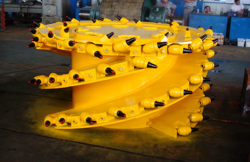 網(wǎng)絡(luò)媒體龍江行采訪團(tuán)參觀雞西隆豐礦山機(jī)械