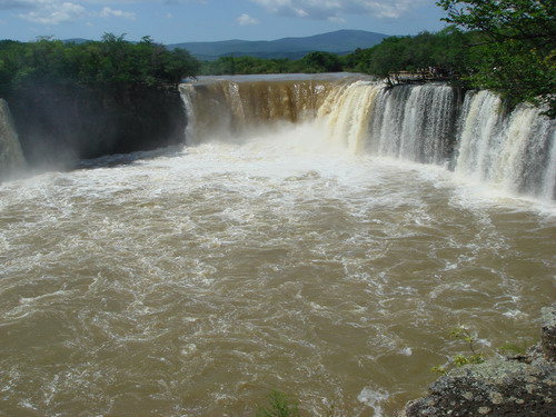 第四屆網(wǎng)絡(luò)媒體龍江行：氣勢(shì)磅礴的吊水樓瀑布