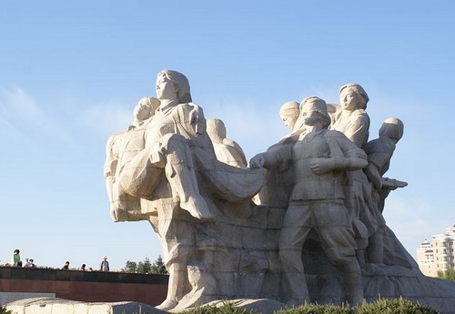 網(wǎng)絡(luò)媒體龍江行采訪團(tuán)參觀“八女投江”群雕