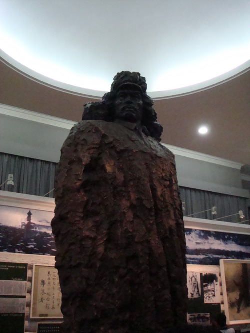 網(wǎng)絡(luò)媒體龍江行采訪團(tuán)第一站參觀東北烈士紀(jì)念館